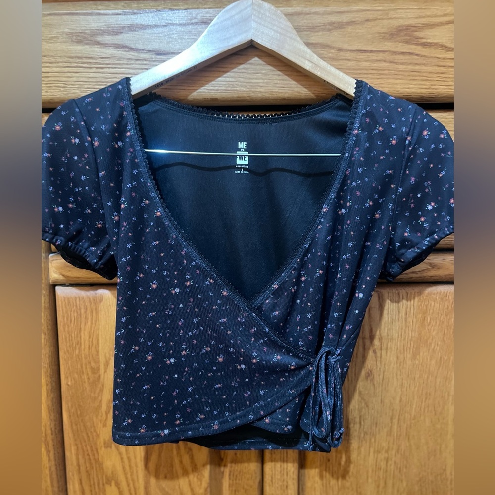 Floral wrap top. - Picture 2 of 2